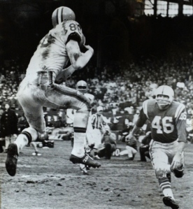 Gary Collins snares one of his three TD receptions in the '64 NFL Title Game.